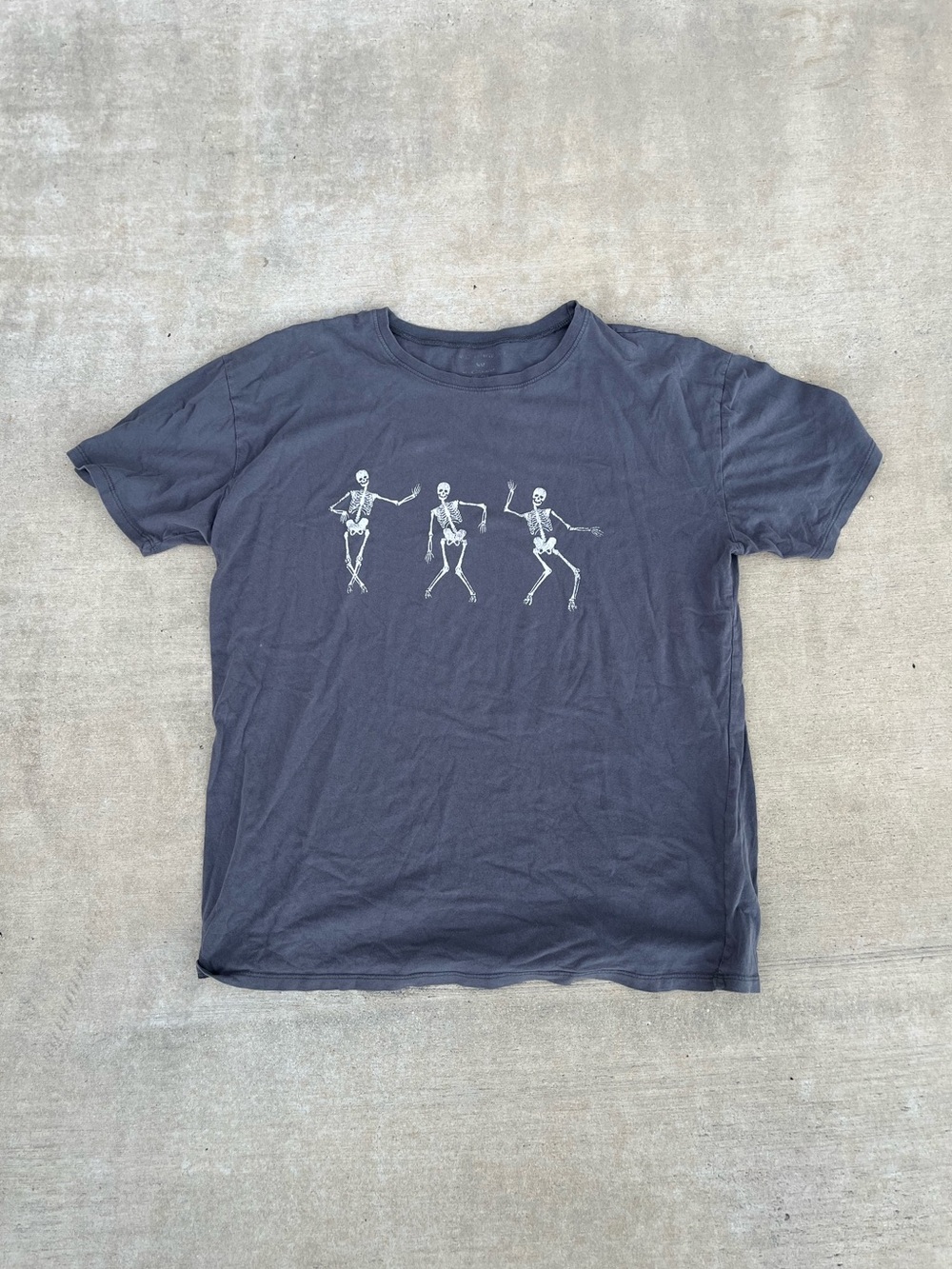 Vintage Men's Grey Short-Sleeve Tee with Dancing Skeleton Graphic size M
